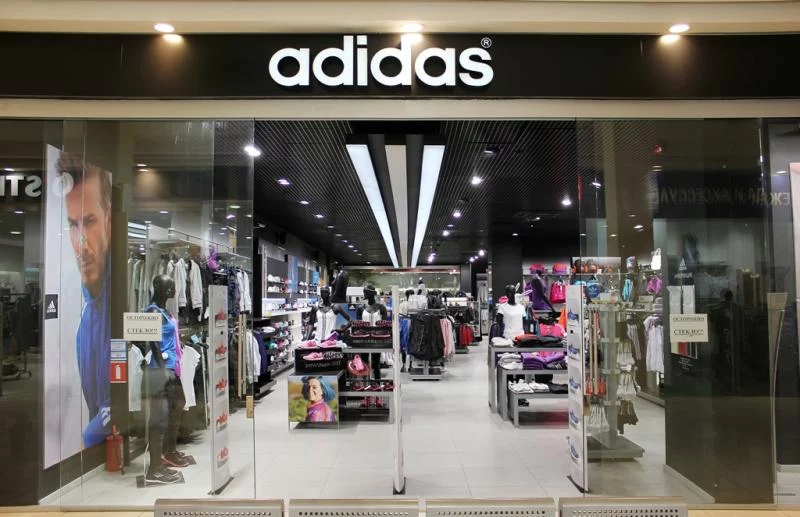 Кроссовки Adidas стоят в среднем 2,5-4 тыс. рублей