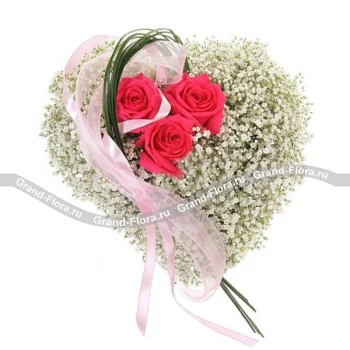 Сердца из цветов Гранд Флора(Букет из 3 розовых роз - Город ангелов)