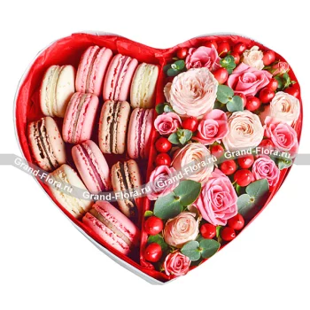 Композиции ко Дню Влюбленных Гранд Флора(Признание в любви - коробка с макарунами и кустовыми розами)