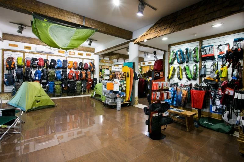 Основанная более четверти века назад компания Альпиндустрия сегодня стала брендом сетевых магазинов экипировки для альпинизма